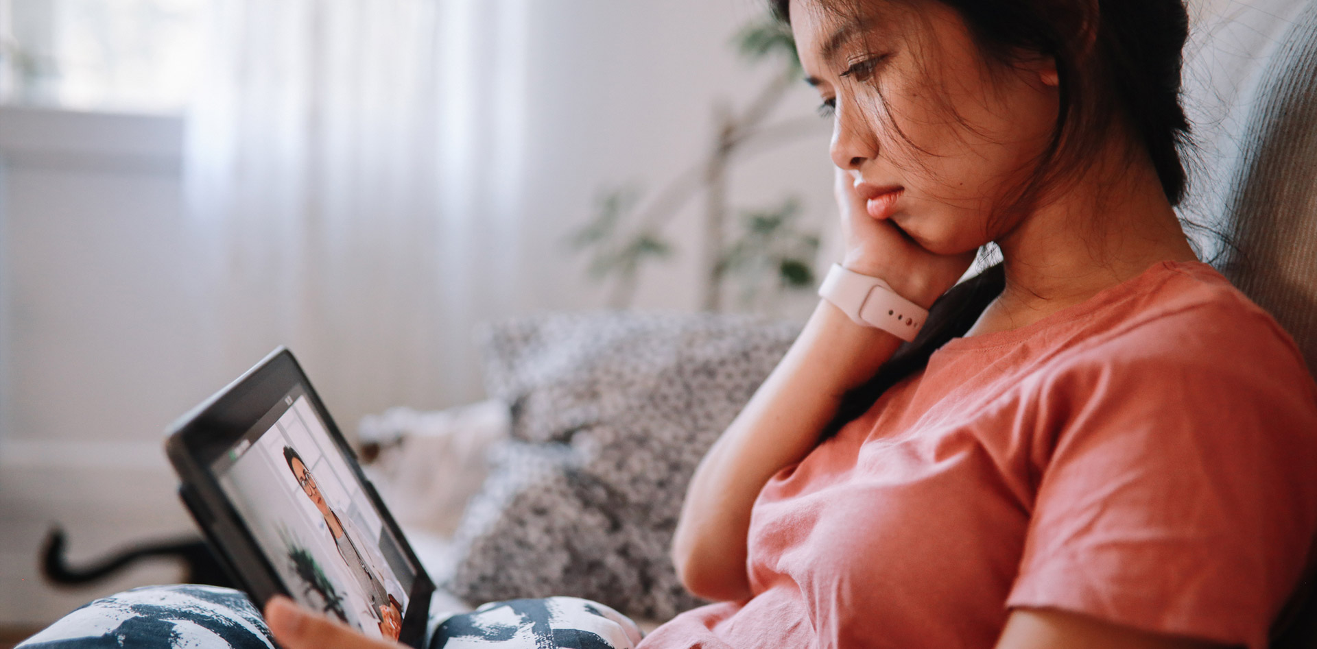 一个远程医疗sessi女性参与on using her iPad